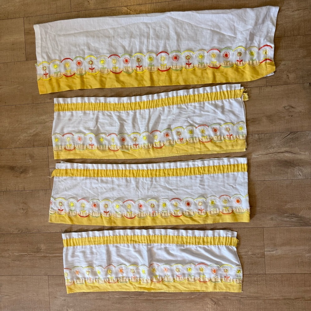 VTG set Of 4: 3 Valances, 1 Curtain Panel White yellow Floral Embroidered